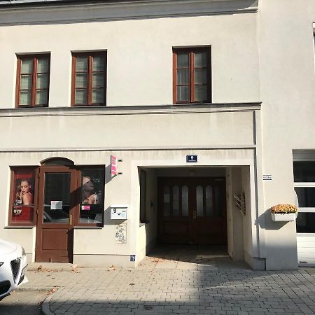 Lg Tiny Apartment Korneuburg Exterior foto