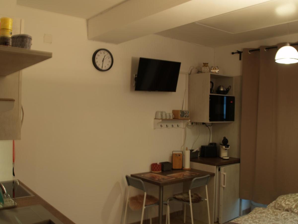 Lg Tiny Apartment Korneuburg Exterior foto